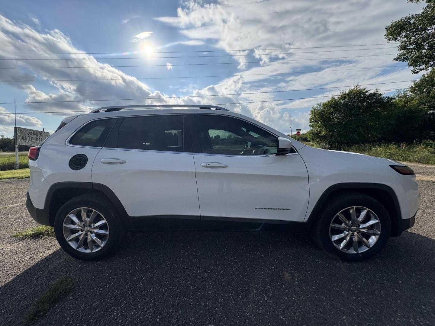 2016 Jeep Cherokee Limited 4WD (1C4PJMDB3GW) with an 2.4L L4 DOHC 16V engine, 9A transmission, located at 17255 hwy 65 NE, Ham Lake, MN, 55304, 0.000000, 0.000000 - Photo#5