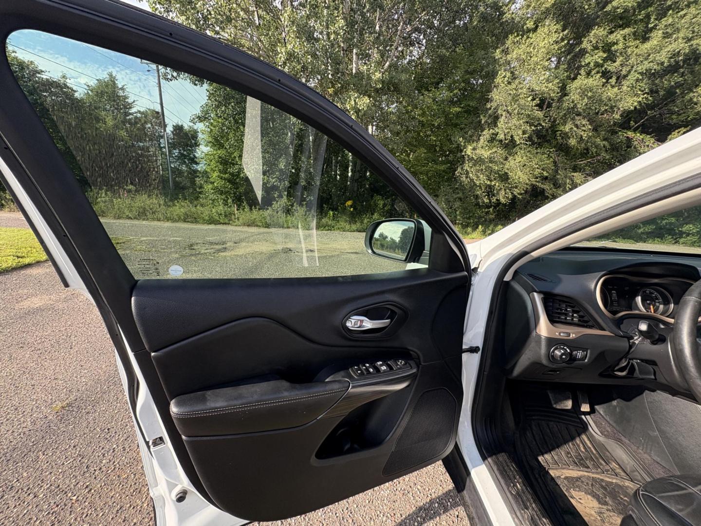2016 Jeep Cherokee Limited 4WD (1C4PJMDB3GW) with an 2.4L L4 DOHC 16V engine, 9A transmission, located at 17255 hwy 65 NE, Ham Lake, MN, 55304, 0.000000, 0.000000 - Photo#8