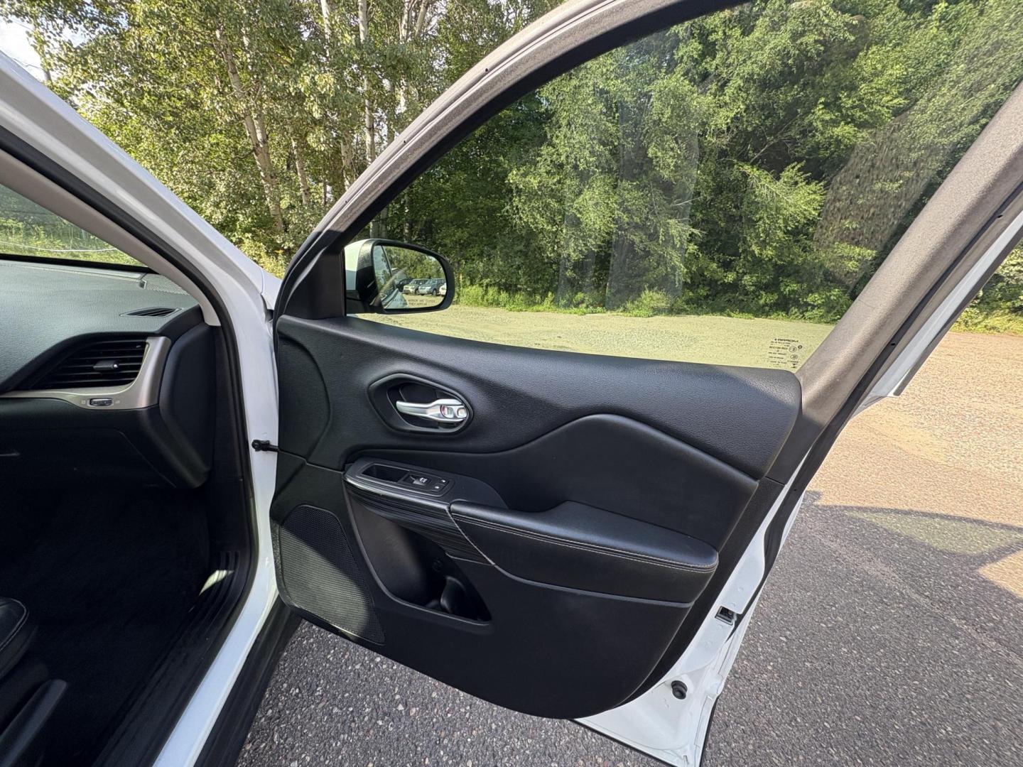 2016 Jeep Cherokee Limited 4WD (1C4PJMDB3GW) with an 2.4L L4 DOHC 16V engine, 9A transmission, located at 17255 hwy 65 NE, Ham Lake, MN, 55304, 0.000000, 0.000000 - Photo#14