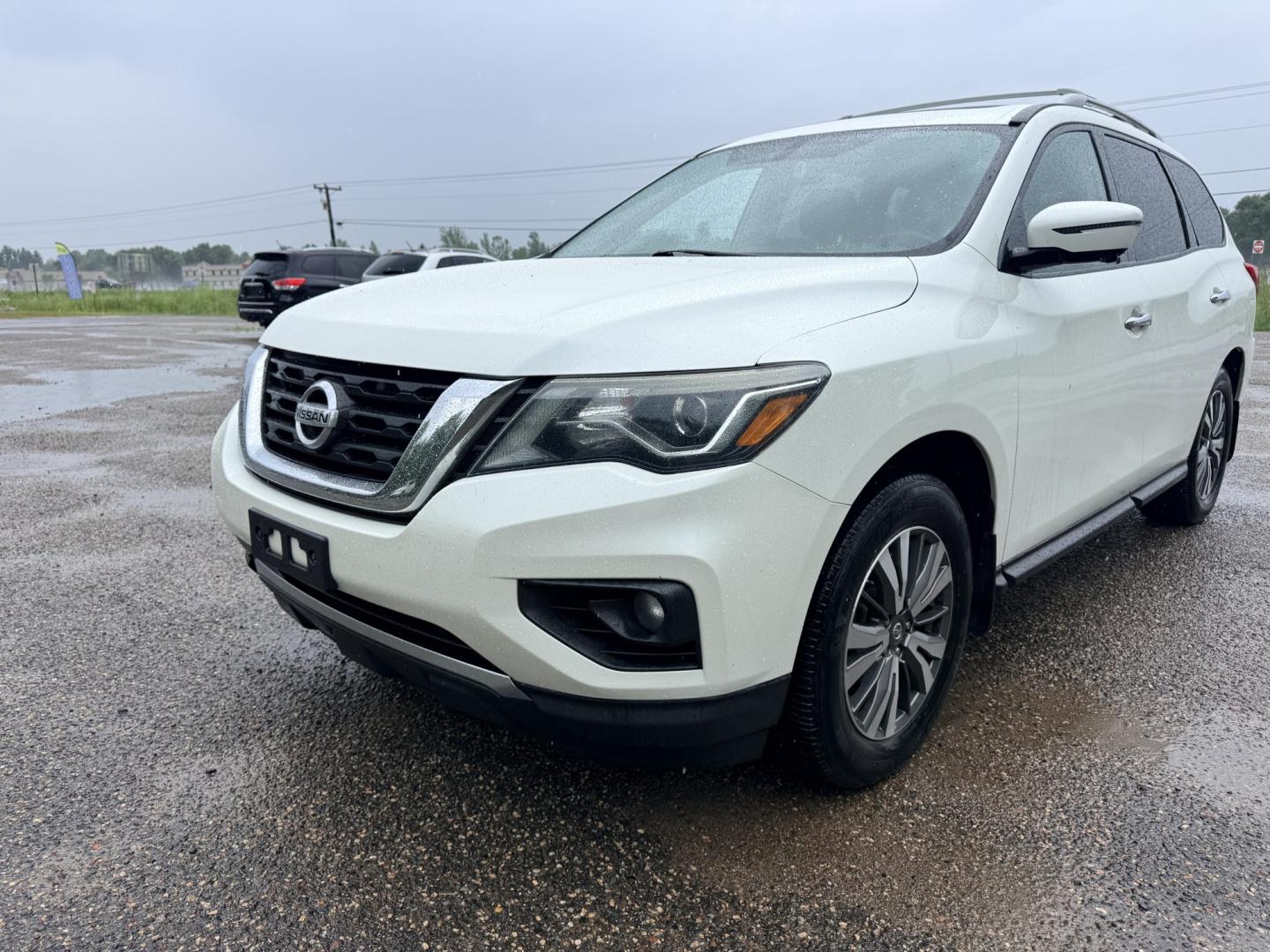 2017 Nissan Pathfinder Platinum 4WD (5N1DR2MM2HC) with an 3.5L V6 DOHC 24V engine, CVT transmission, located at 17255 hwy 65 NE, Ham Lake, MN, 55304, 0.000000, 0.000000- Photo#0