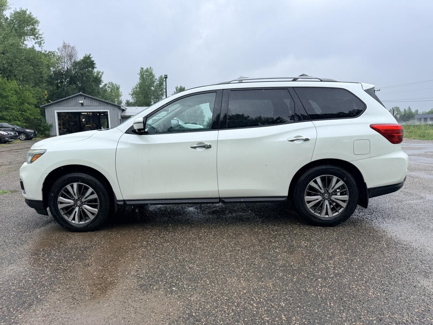 2017 Nissan Pathfinder Platinum 4WD (5N1DR2MM2HC) with an 3.5L V6 DOHC 24V engine, CVT transmission, located at 17255 hwy 65 NE, Ham Lake, MN, 55304, 0.000000, 0.000000- Photo#1
