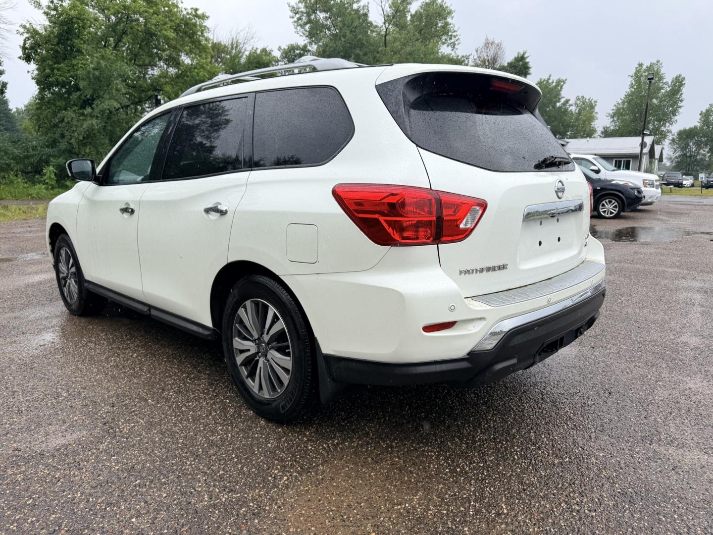 2017 Nissan Pathfinder Platinum 4WD (5N1DR2MM2HC) with an 3.5L V6 DOHC 24V engine, CVT transmission, located at 17255 hwy 65 NE, Ham Lake, MN, 55304, 0.000000, 0.000000- Photo#2