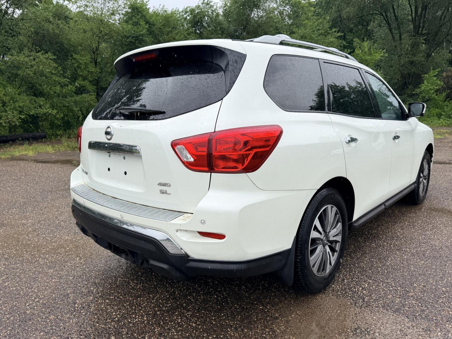 2017 Nissan Pathfinder Platinum 4WD (5N1DR2MM2HC) with an 3.5L V6 DOHC 24V engine, CVT transmission, located at 17255 hwy 65 NE, Ham Lake, MN, 55304, 0.000000, 0.000000- Photo#4