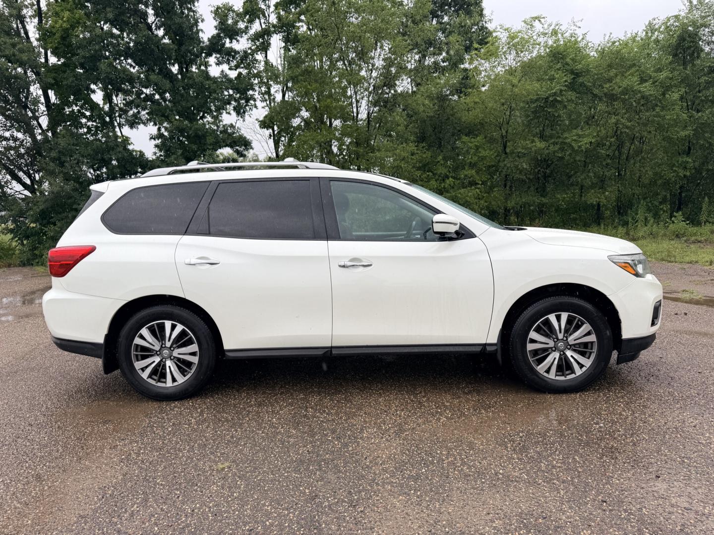 2017 Nissan Pathfinder Platinum 4WD (5N1DR2MM2HC) with an 3.5L V6 DOHC 24V engine, CVT transmission, located at 17255 hwy 65 NE, Ham Lake, MN, 55304, 0.000000, 0.000000- Photo#5