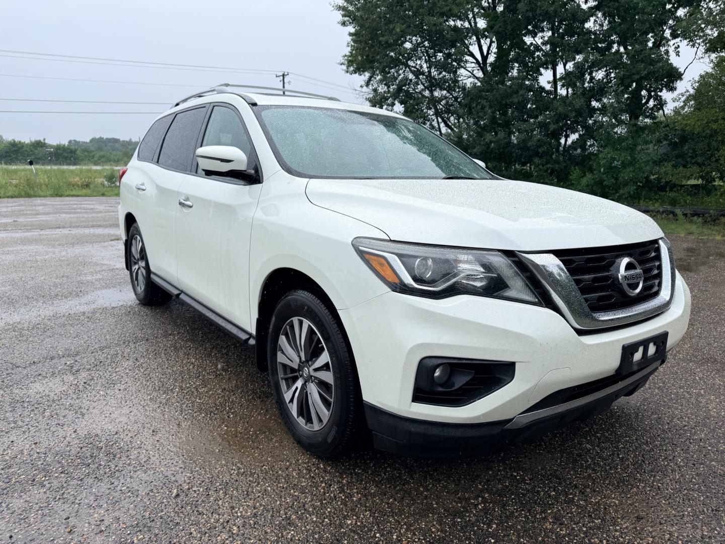 2017 Nissan Pathfinder Platinum 4WD (5N1DR2MM2HC) with an 3.5L V6 DOHC 24V engine, CVT transmission, located at 17255 hwy 65 NE, Ham Lake, MN, 55304, 0.000000, 0.000000- Photo#6