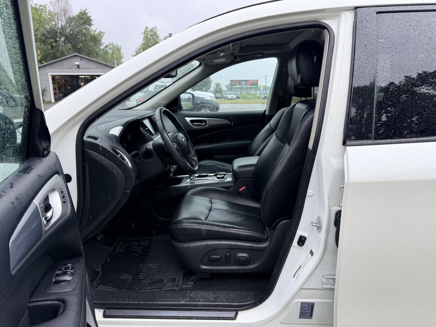 2017 Nissan Pathfinder Platinum 4WD (5N1DR2MM2HC) with an 3.5L V6 DOHC 24V engine, CVT transmission, located at 17255 hwy 65 NE, Ham Lake, MN, 55304, 0.000000, 0.000000- Photo#9