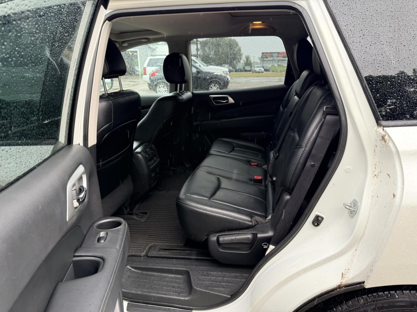 2017 Nissan Pathfinder Platinum 4WD (5N1DR2MM2HC) with an 3.5L V6 DOHC 24V engine, CVT transmission, located at 17255 hwy 65 NE, Ham Lake, MN, 55304, 0.000000, 0.000000- Photo#11