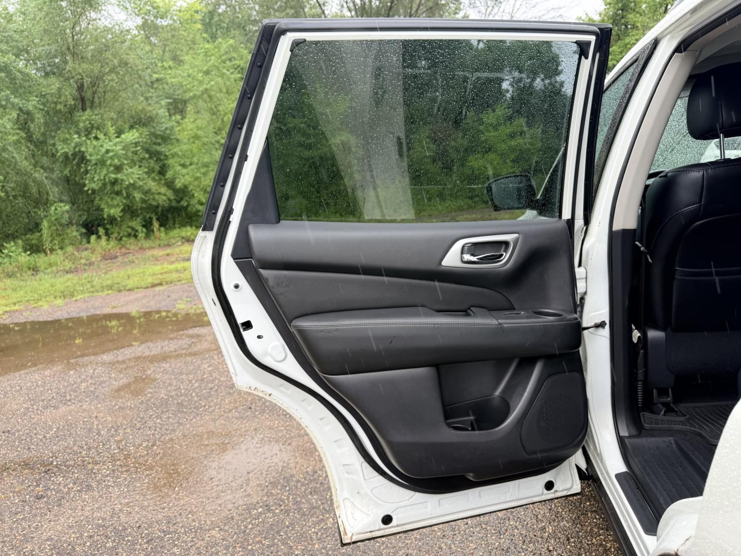 2017 Nissan Pathfinder Platinum 4WD (5N1DR2MM2HC) with an 3.5L V6 DOHC 24V engine, CVT transmission, located at 17255 hwy 65 NE, Ham Lake, MN, 55304, 0.000000, 0.000000- Photo#10