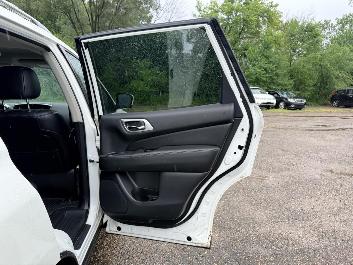 2017 Nissan Pathfinder Platinum 4WD (5N1DR2MM2HC) with an 3.5L V6 DOHC 24V engine, CVT transmission, located at 17255 hwy 65 NE, Ham Lake, MN, 55304, 0.000000, 0.000000- Photo#12