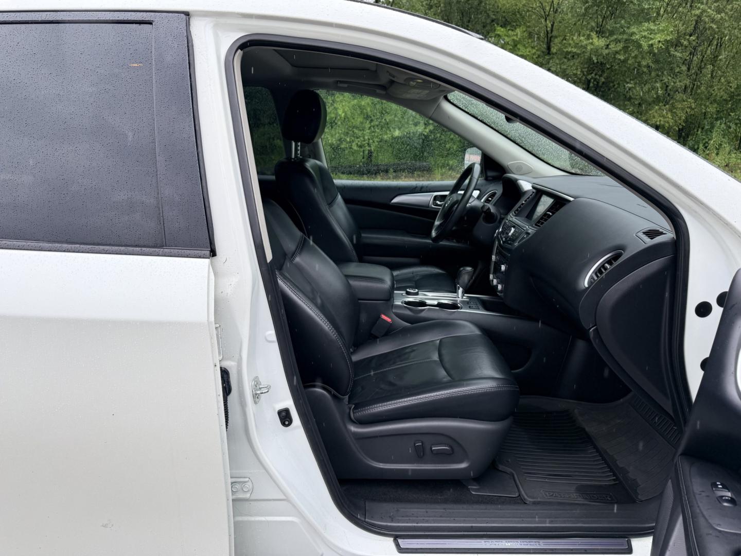 2017 Nissan Pathfinder Platinum 4WD (5N1DR2MM2HC) with an 3.5L V6 DOHC 24V engine, CVT transmission, located at 17255 hwy 65 NE, Ham Lake, MN, 55304, 0.000000, 0.000000- Photo#15