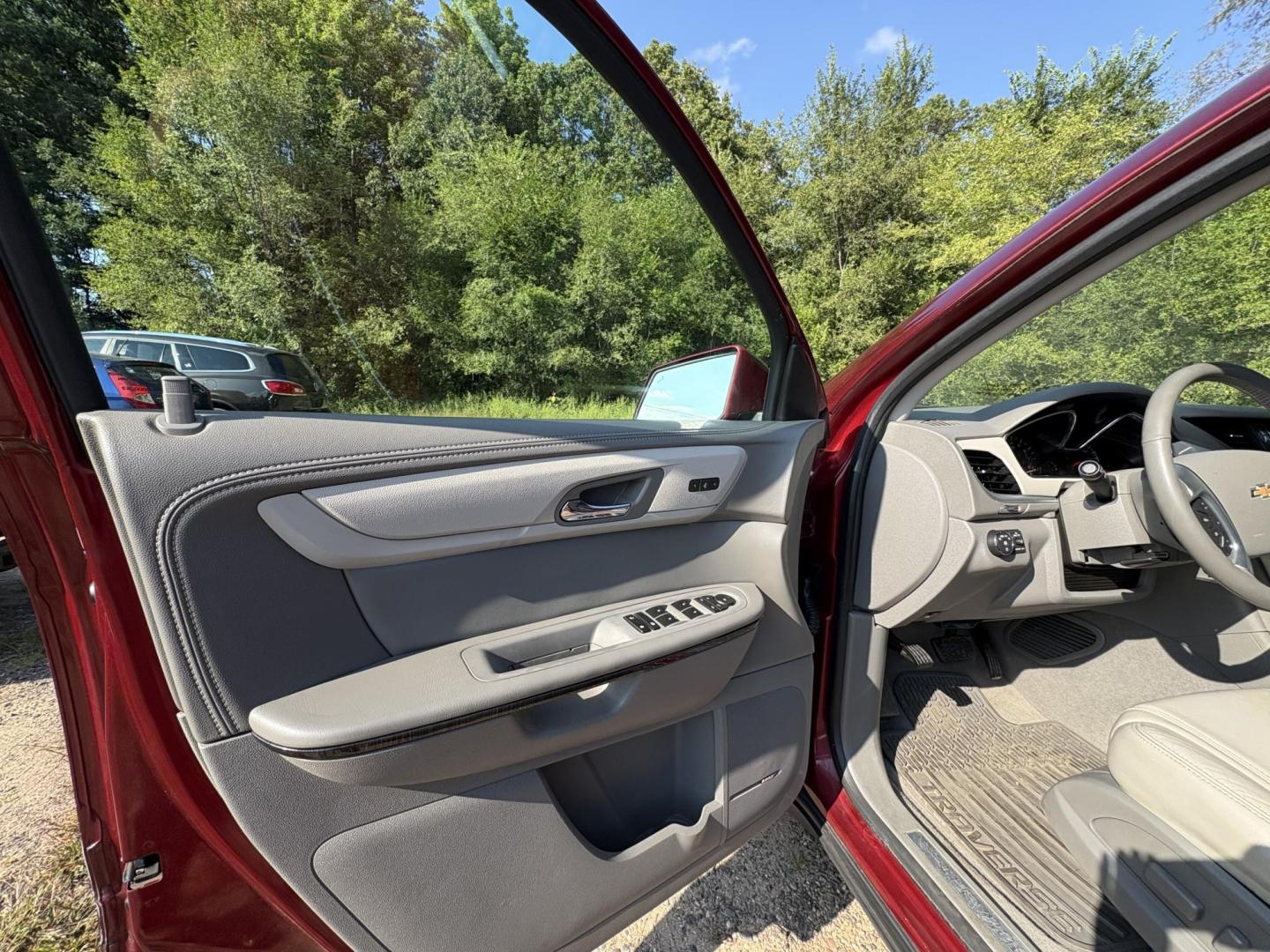 2015 Chevrolet Traverse LTZ AWD (1GNKVJKD9FJ) with an 3.6L V6 DOHC 24V engine, 6-Speed Automatic transmission, located at 17255 hwy 65 NE, Ham Lake, MN, 55304, 0.000000, 0.000000 - Photo#8