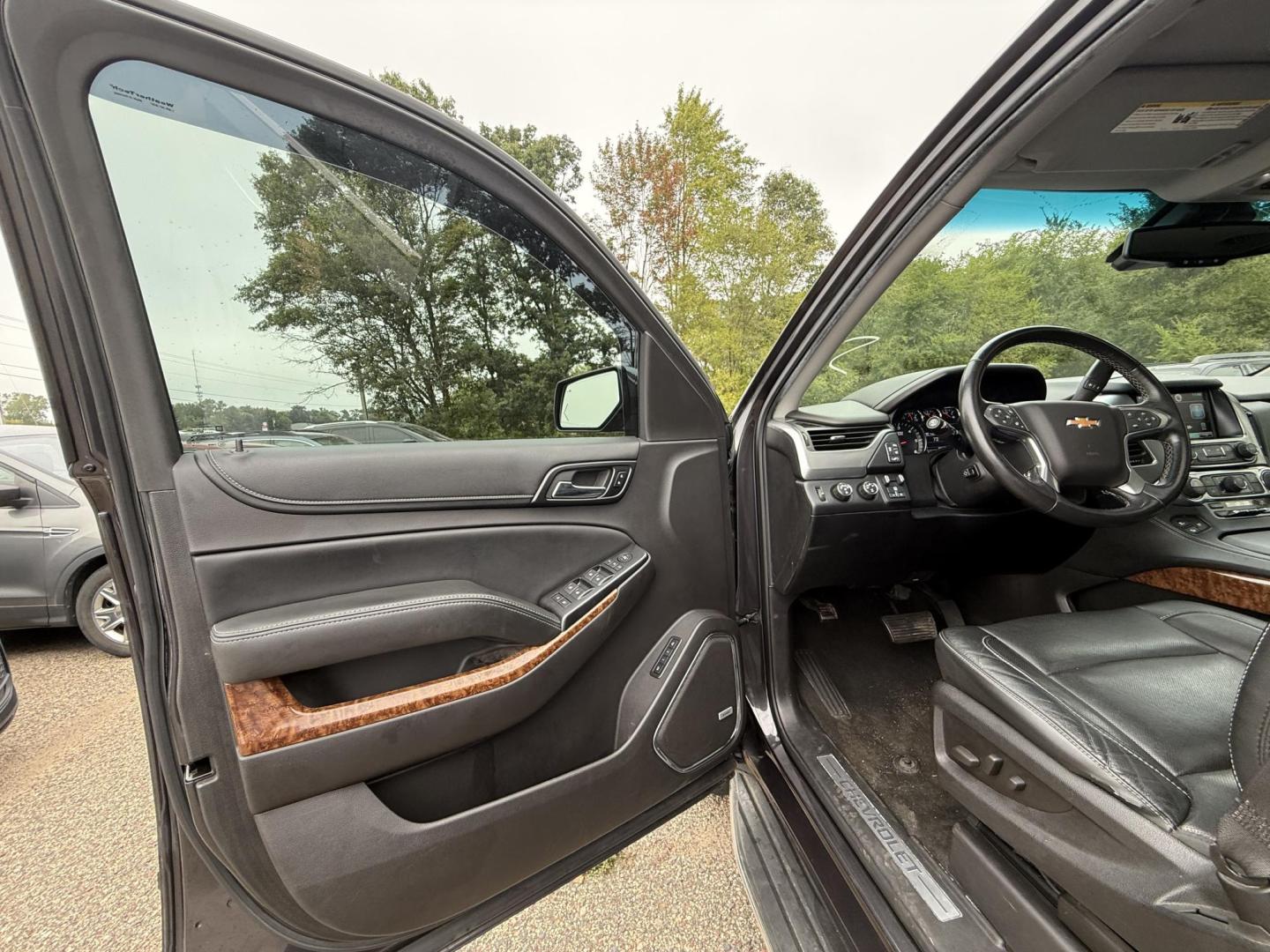 2015 Chevrolet Tahoe LTZ 4WD (1GNSKCKC4FR) with an 5.3L V8 OHV 16V engine, 6-Speed Automatic transmission, located at 17255 hwy 65 NE, Ham Lake, MN, 55304, 0.000000, 0.000000 - Photo#8