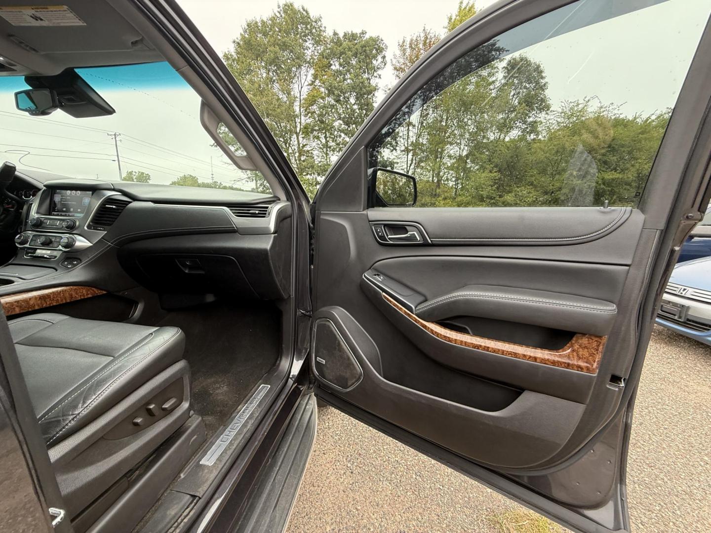 2015 Chevrolet Tahoe LTZ 4WD (1GNSKCKC4FR) with an 5.3L V8 OHV 16V engine, 6-Speed Automatic transmission, located at 17255 hwy 65 NE, Ham Lake, MN, 55304, 0.000000, 0.000000 - Photo#15
