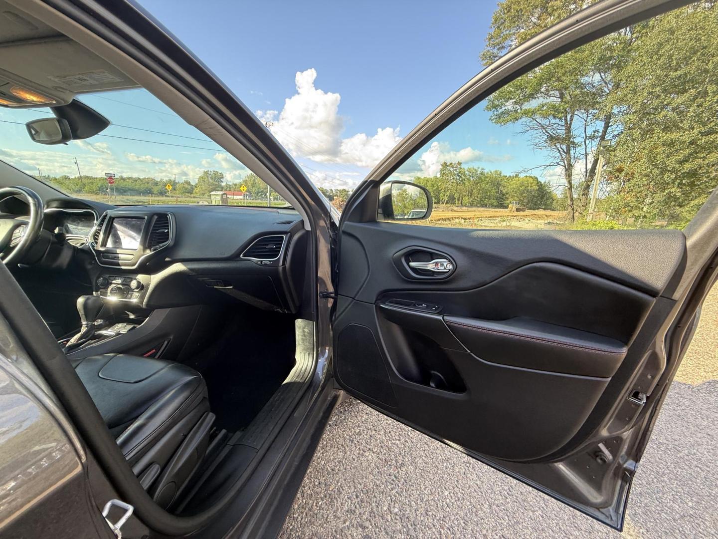 2020 Jeep Cherokee Trailhawk 4WD (1C4PJMBN7LD) with an 2.0L L4 DOHC 16V TURBO engine, 9A transmission, located at 17255 hwy 65 NE, Ham Lake, MN, 55304, 0.000000, 0.000000 - Photo#14