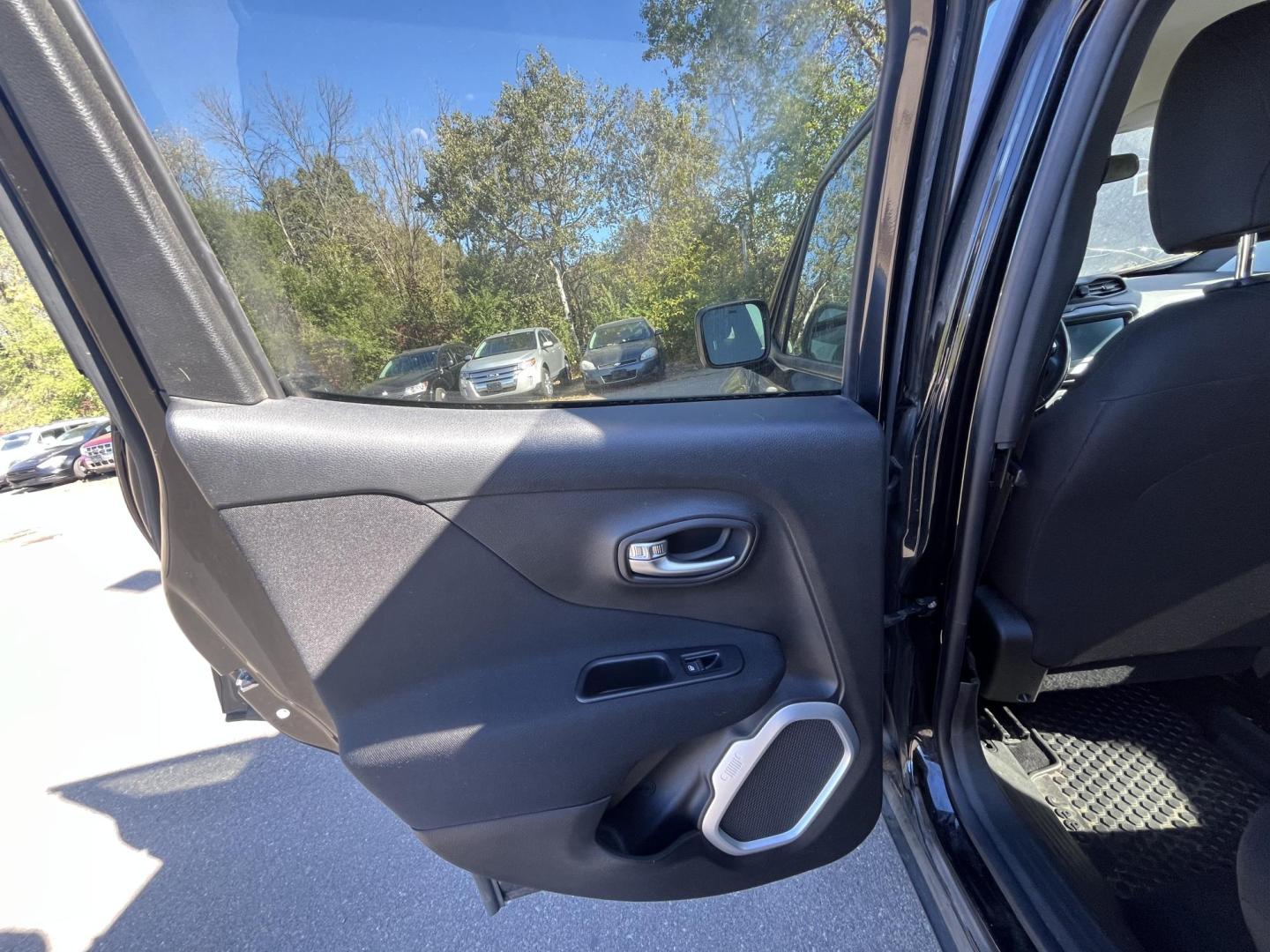 2018 Jeep Renegade Latitude 4WD (ZACCJBBB1JP) with an 2.4L L4 DOHC 16V engine, 6M transmission, located at 17255 hwy 65 NE, Ham Lake, MN, 55304, 0.000000, 0.000000 - Photo#10