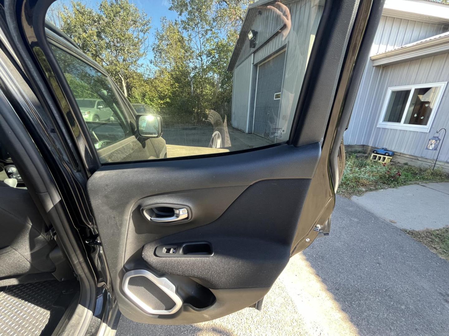 2018 Jeep Renegade Latitude 4WD (ZACCJBBB1JP) with an 2.4L L4 DOHC 16V engine, 6M transmission, located at 17255 hwy 65 NE, Ham Lake, MN, 55304, 0.000000, 0.000000 - Photo#14