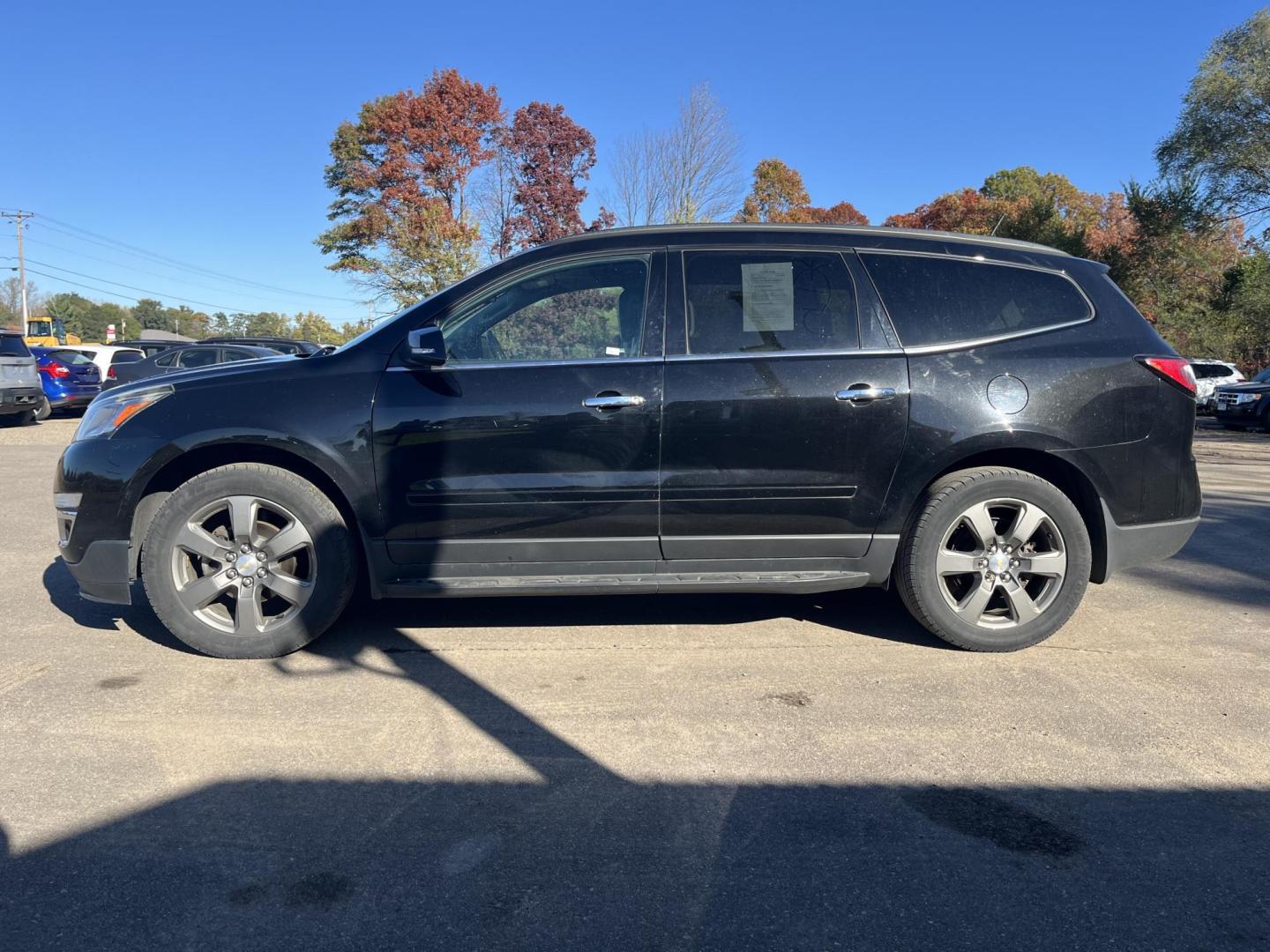 2017 Chevrolet Traverse 2LT AWD (1GNKVHKD1HJ) with an 3.6L V6 DOHC 24V engine, 6A transmission, located at 17255 hwy 65 NE, Ham Lake, MN, 55304, 0.000000, 0.000000 - Photo#1