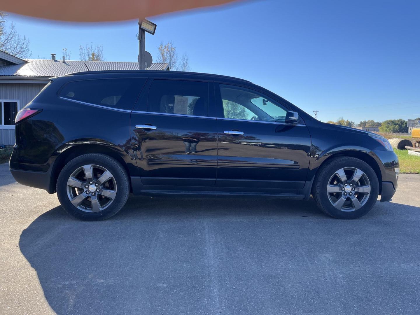 2017 Chevrolet Traverse 2LT AWD (1GNKVHKD1HJ) with an 3.6L V6 DOHC 24V engine, 6A transmission, located at 17255 hwy 65 NE, Ham Lake, MN, 55304, 0.000000, 0.000000 - Photo#5