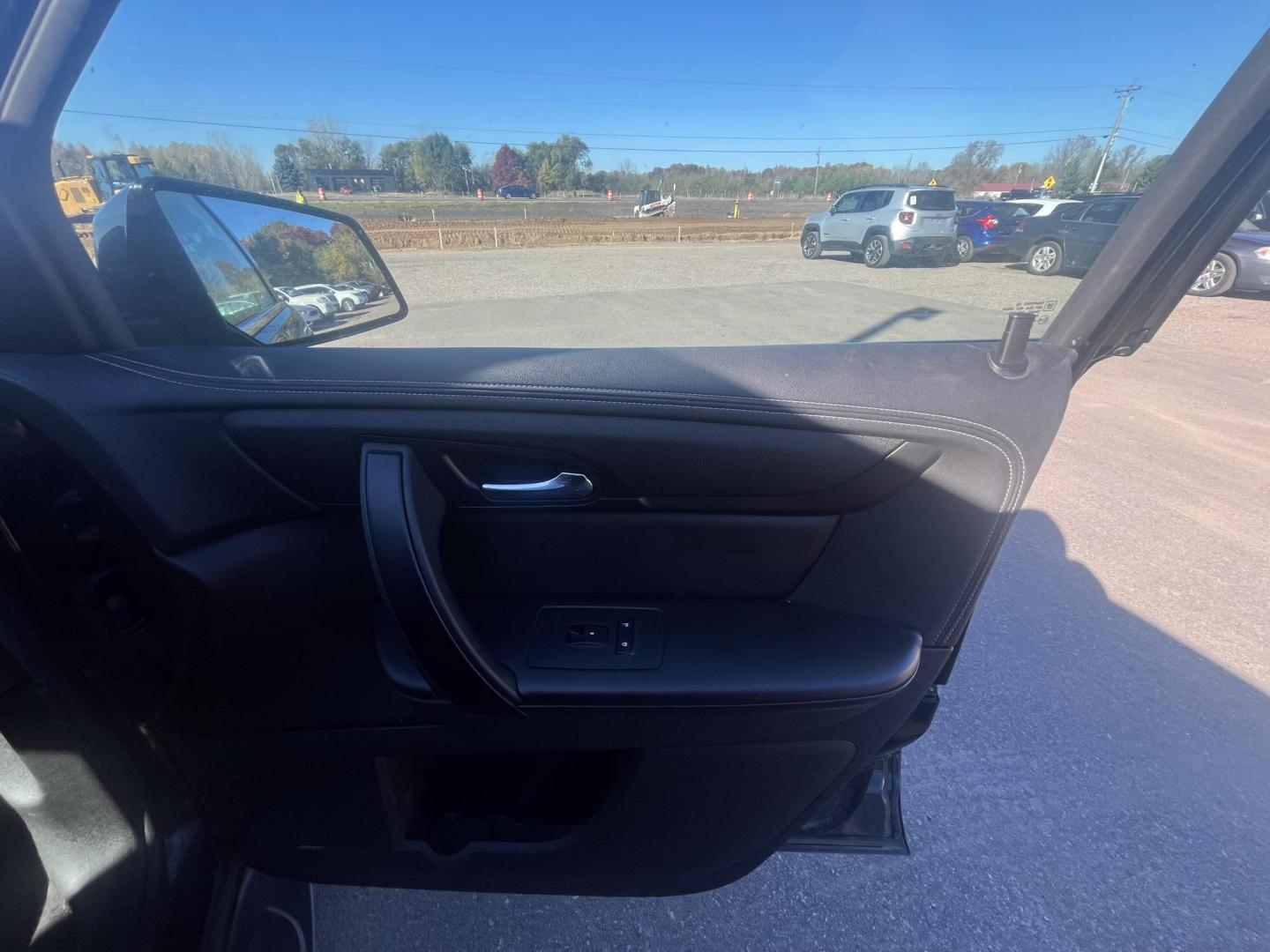 2017 Chevrolet Traverse 2LT AWD (1GNKVHKD1HJ) with an 3.6L V6 DOHC 24V engine, 6A transmission, located at 17255 hwy 65 NE, Ham Lake, MN, 55304, 0.000000, 0.000000 - Photo#12