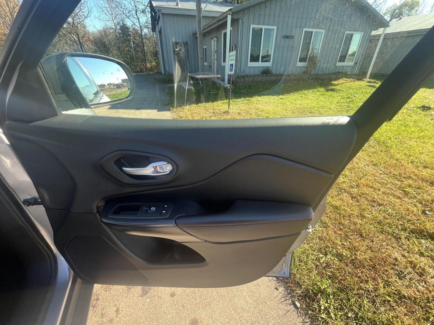 2014 Jeep Cherokee Trailhawk 4WD (1C4PJMBB4EW) with an 2.4L L4 DOHC 16V engine, 9-Speed Automatic transmission, located at 17255 hwy 65 NE, Ham Lake, MN, 55304, 0.000000, 0.000000 - Photo#12