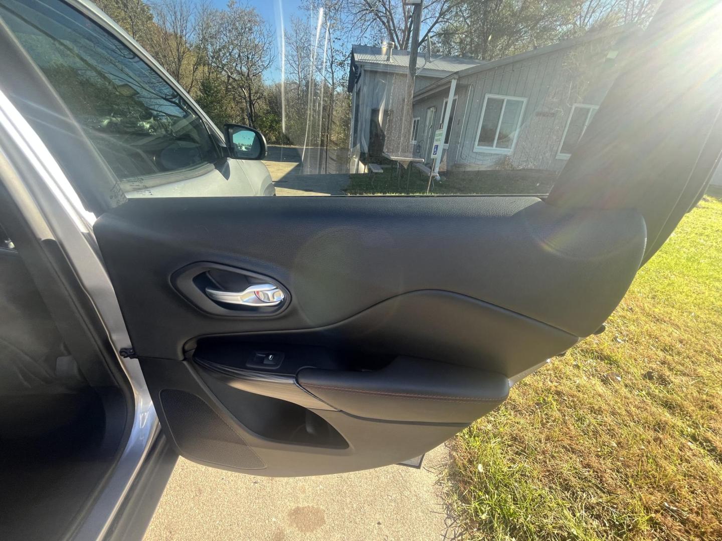 2014 Jeep Cherokee Trailhawk 4WD (1C4PJMBB4EW) with an 2.4L L4 DOHC 16V engine, 9-Speed Automatic transmission, located at 17255 hwy 65 NE, Ham Lake, MN, 55304, 0.000000, 0.000000 - Photo#14