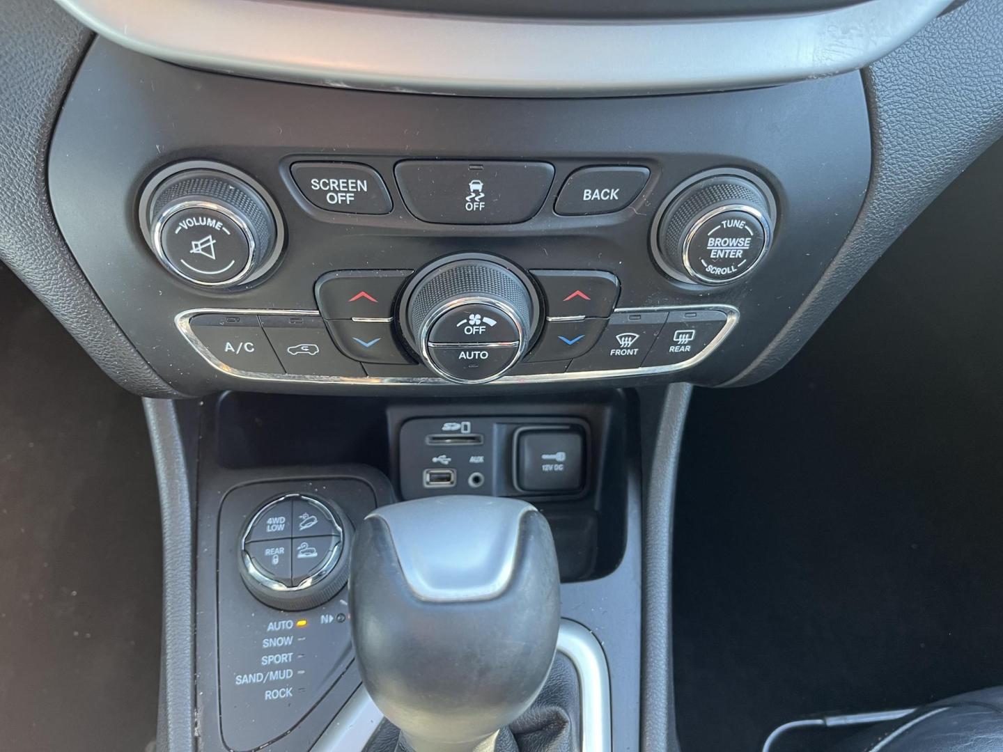 2014 Jeep Cherokee Trailhawk 4WD (1C4PJMBB4EW) with an 2.4L L4 DOHC 16V engine, 9-Speed Automatic transmission, located at 17255 hwy 65 NE, Ham Lake, MN, 55304, 0.000000, 0.000000 - Photo#17