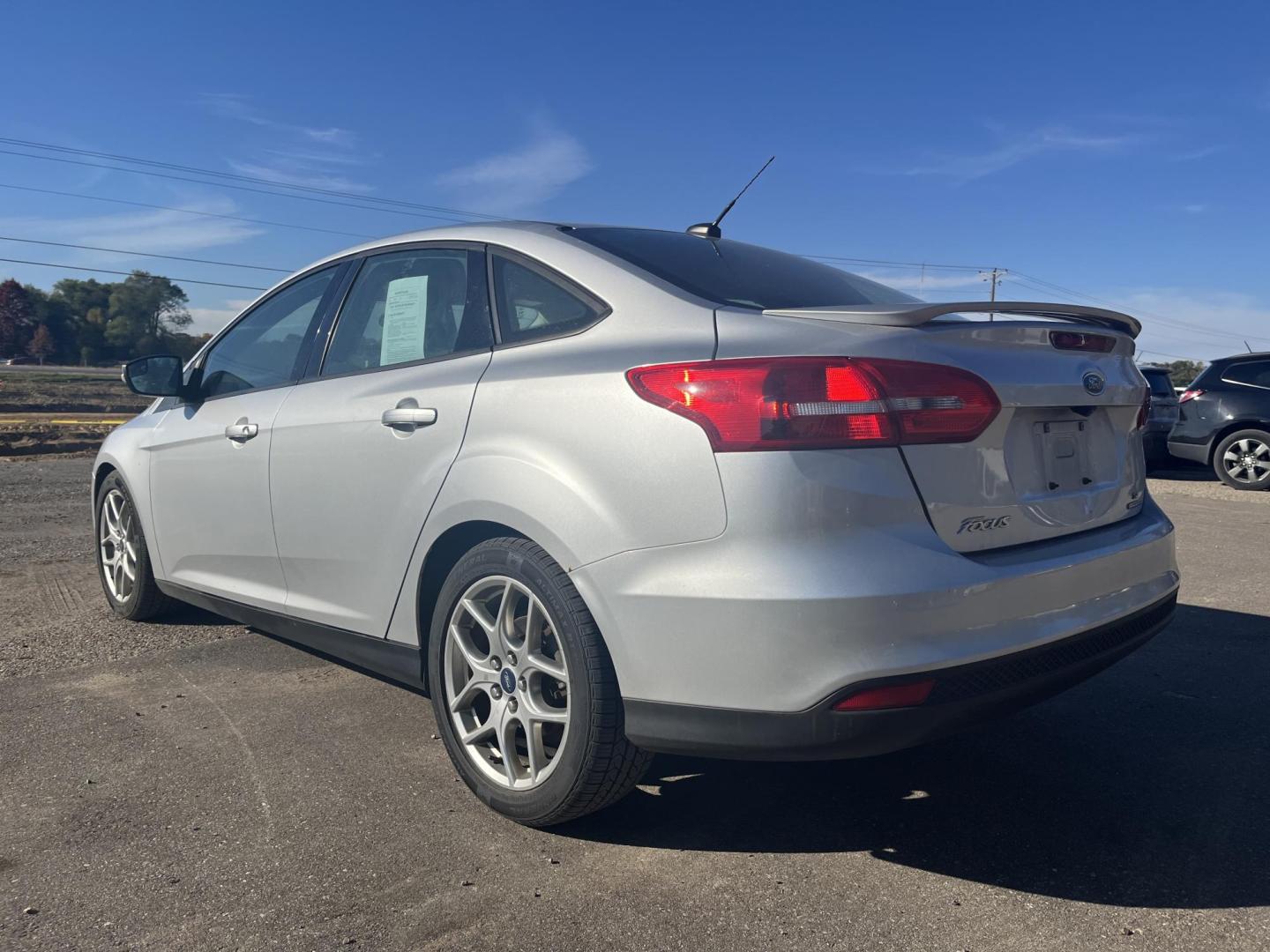 2015 Ford Focus SE Sedan (1FADP3F22FL) with an 2.0L L4 DOHC 16V engine, located at 17255 hwy 65 NE, Ham Lake, MN, 55304, 0.000000, 0.000000 - Photo#2