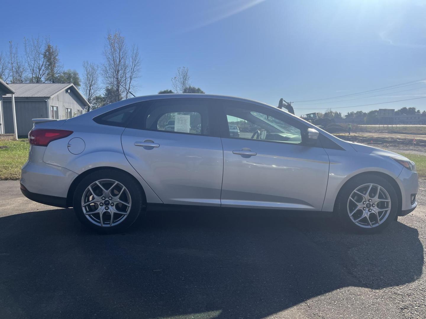 2015 Ford Focus SE Sedan (1FADP3F22FL) with an 2.0L L4 DOHC 16V engine, located at 17255 hwy 65 NE, Ham Lake, MN, 55304, 0.000000, 0.000000 - Photo#5