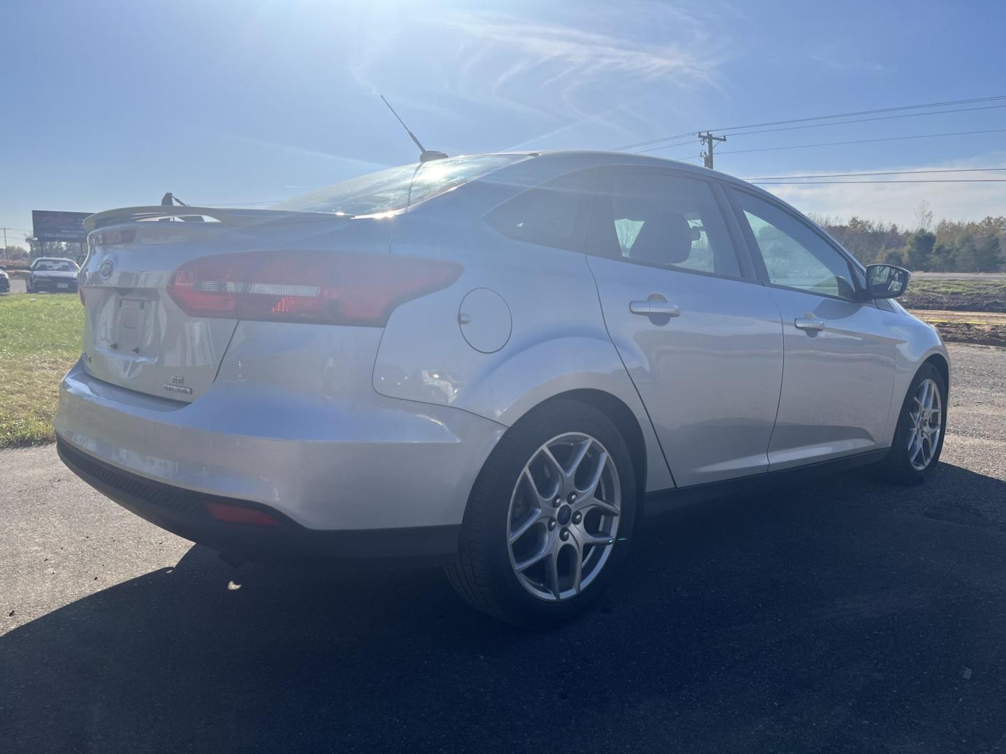 2015 Ford Focus SE Sedan (1FADP3F22FL) with an 2.0L L4 DOHC 16V engine, located at 17255 hwy 65 NE, Ham Lake, MN, 55304, 0.000000, 0.000000 - Photo#4