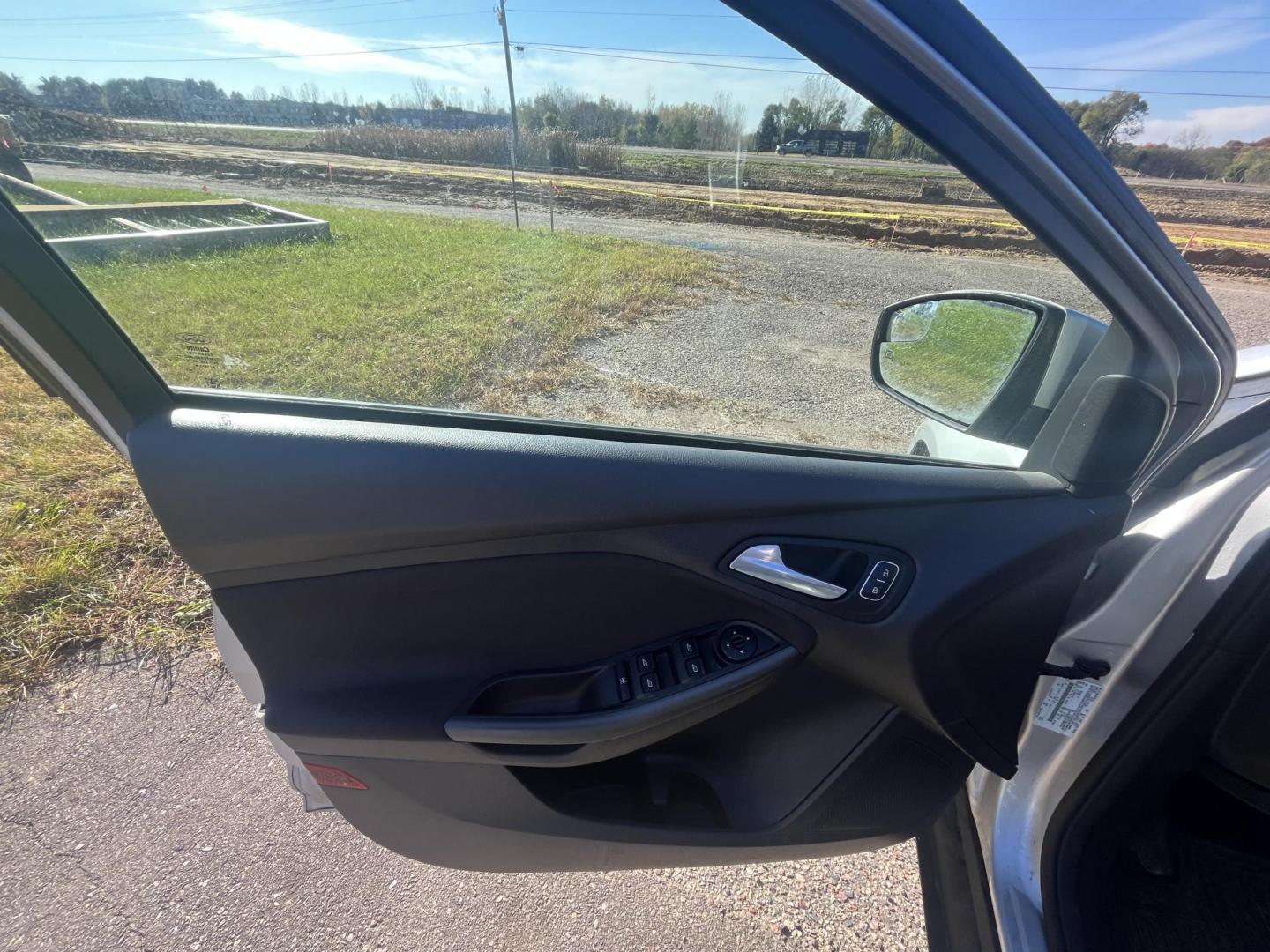 2015 Ford Focus SE Sedan (1FADP3F22FL) with an 2.0L L4 DOHC 16V engine, located at 17255 hwy 65 NE, Ham Lake, MN, 55304, 0.000000, 0.000000 - Photo#8