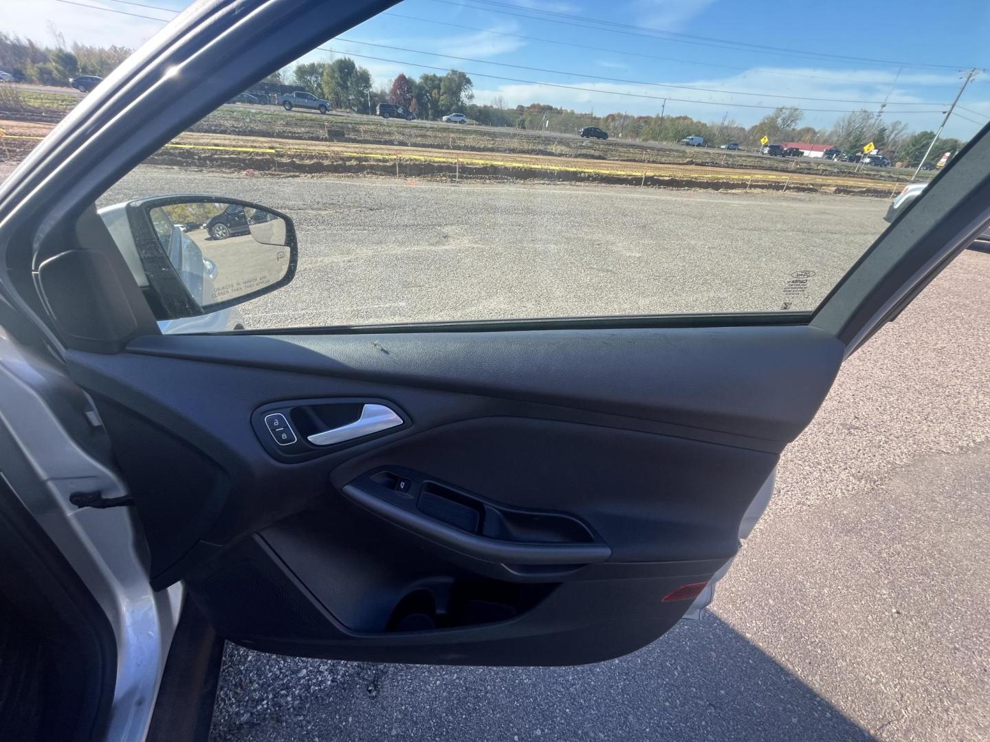 2015 Ford Focus SE Sedan (1FADP3F22FL) with an 2.0L L4 DOHC 16V engine, located at 17255 hwy 65 NE, Ham Lake, MN, 55304, 0.000000, 0.000000 - Photo#12