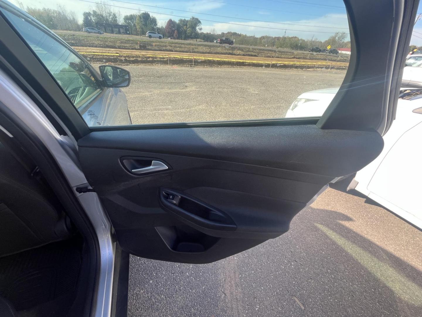 2015 Ford Focus SE Sedan (1FADP3F22FL) with an 2.0L L4 DOHC 16V engine, located at 17255 hwy 65 NE, Ham Lake, MN, 55304, 0.000000, 0.000000 - Photo#14