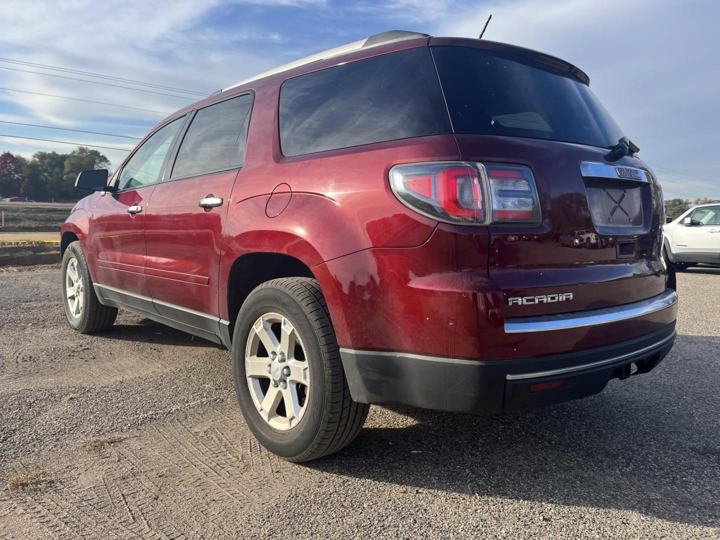 2015 GMC Acadia SLE-2 AWD (1GKKVPKD7FJ) with an 3.6L V6 DOHC 24V engine, 6-Speed Automatic transmission, located at 17255 hwy 65 NE, Ham Lake, MN, 55304, 0.000000, 0.000000 - Photo#2