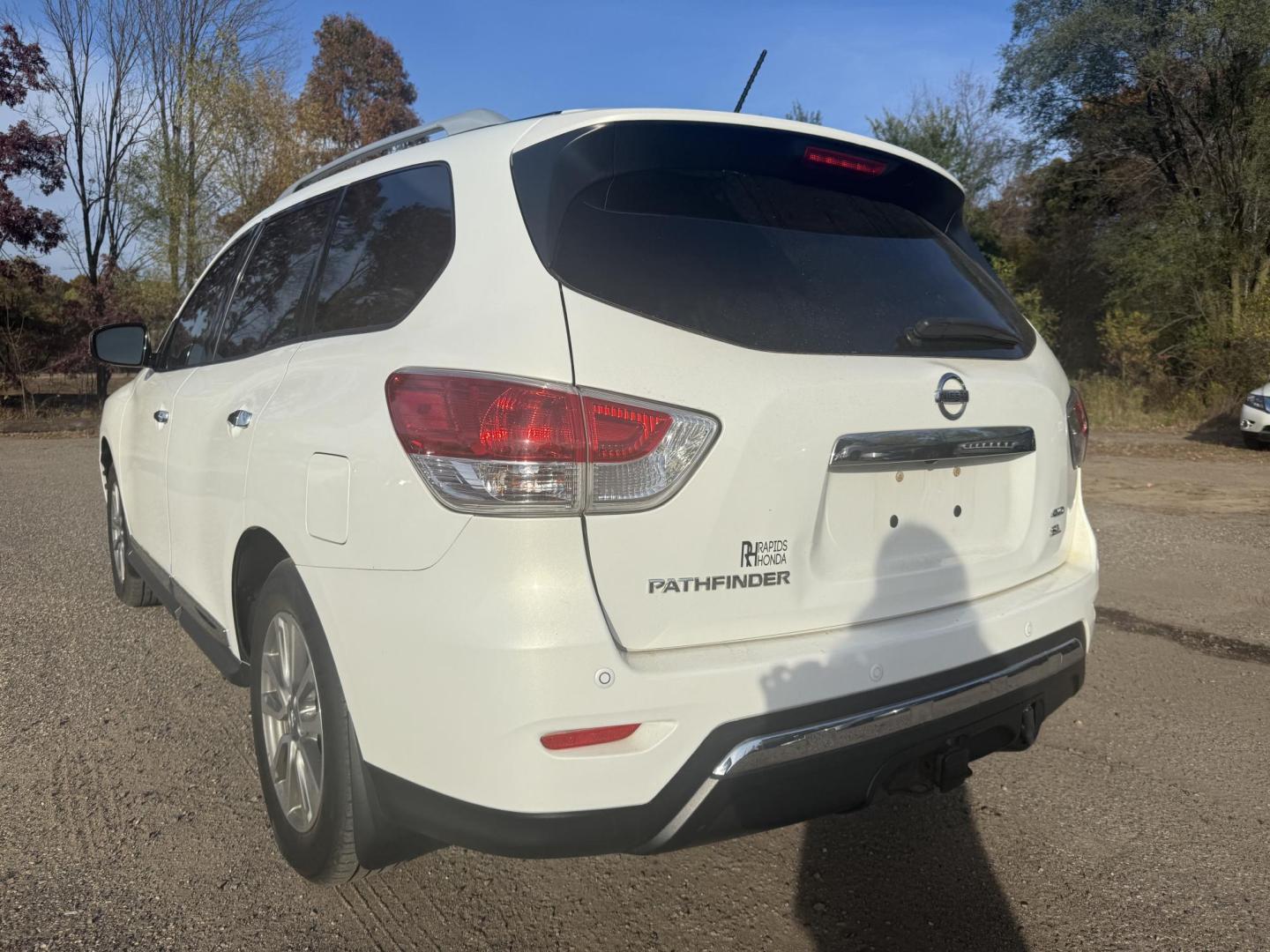 2014 Nissan Pathfinder S 4WD (5N1AR2MM9EC) with an 3.5L V6 DOHC 24V engine, Continuously Variable Transmission transmission, located at 17255 hwy 65 NE, Ham Lake, MN, 55304, 0.000000, 0.000000 - Photo#2