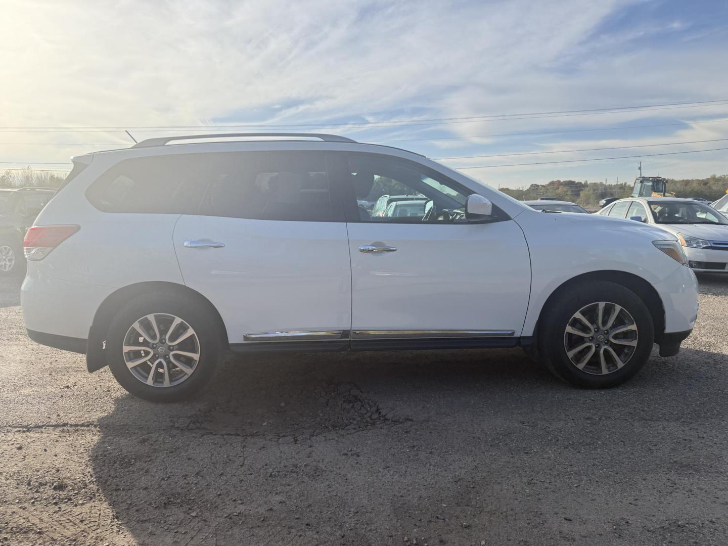 2014 Nissan Pathfinder S 4WD (5N1AR2MM9EC) with an 3.5L V6 DOHC 24V engine, Continuously Variable Transmission transmission, located at 17255 hwy 65 NE, Ham Lake, MN, 55304, 0.000000, 0.000000 - Photo#4