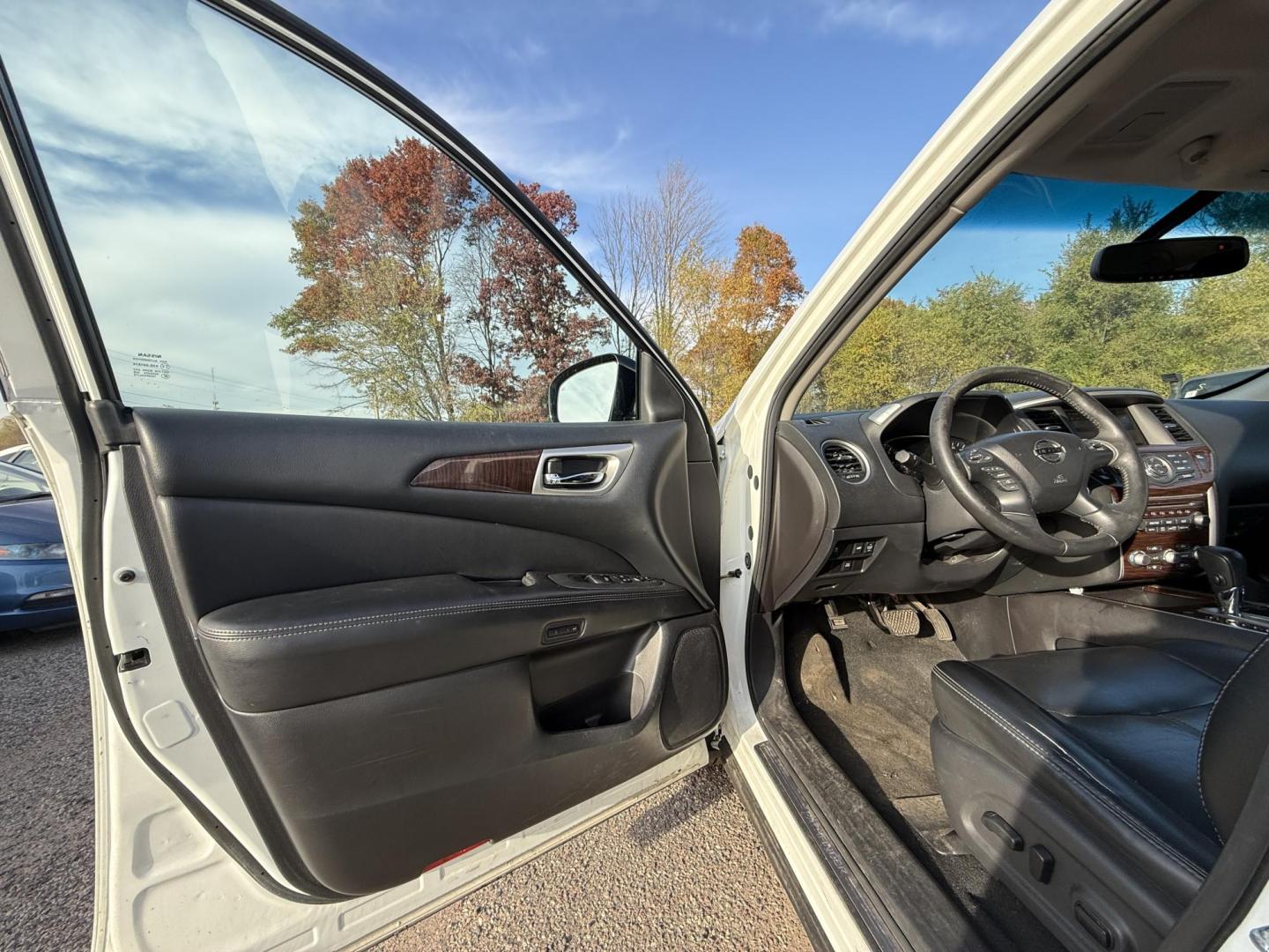 2014 Nissan Pathfinder S 4WD (5N1AR2MM9EC) with an 3.5L V6 DOHC 24V engine, Continuously Variable Transmission transmission, located at 17255 hwy 65 NE, Ham Lake, MN, 55304, 0.000000, 0.000000 - Photo#6