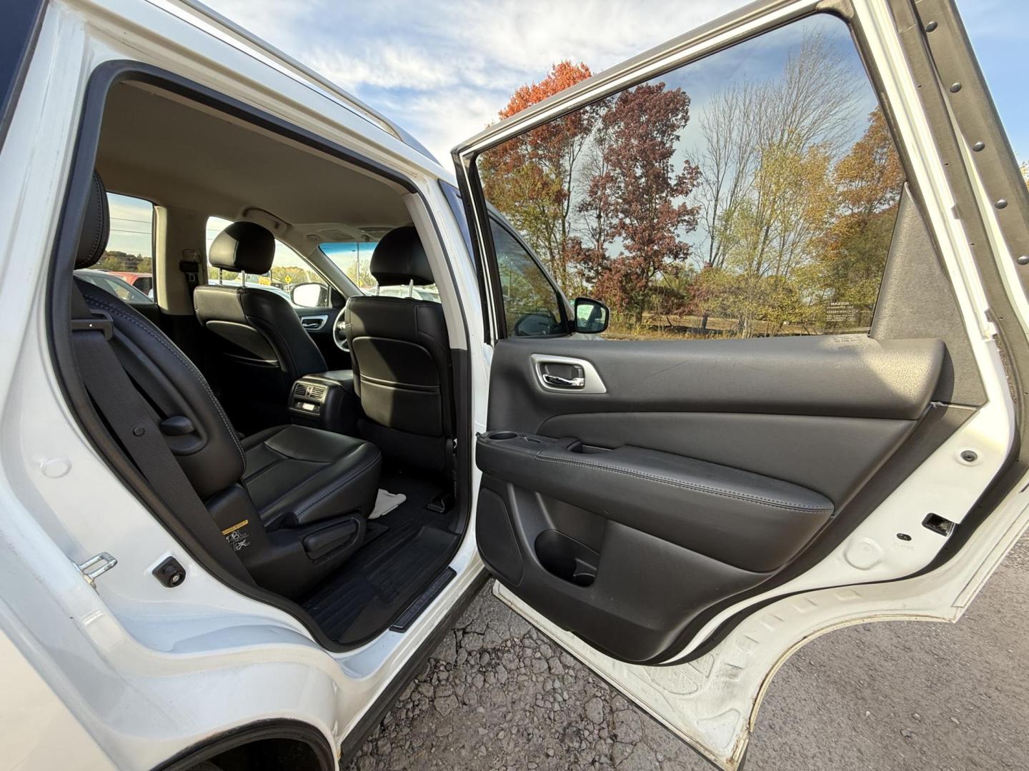 2014 Nissan Pathfinder S 4WD (5N1AR2MM9EC) with an 3.5L V6 DOHC 24V engine, Continuously Variable Transmission transmission, located at 17255 hwy 65 NE, Ham Lake, MN, 55304, 0.000000, 0.000000 - Photo#10