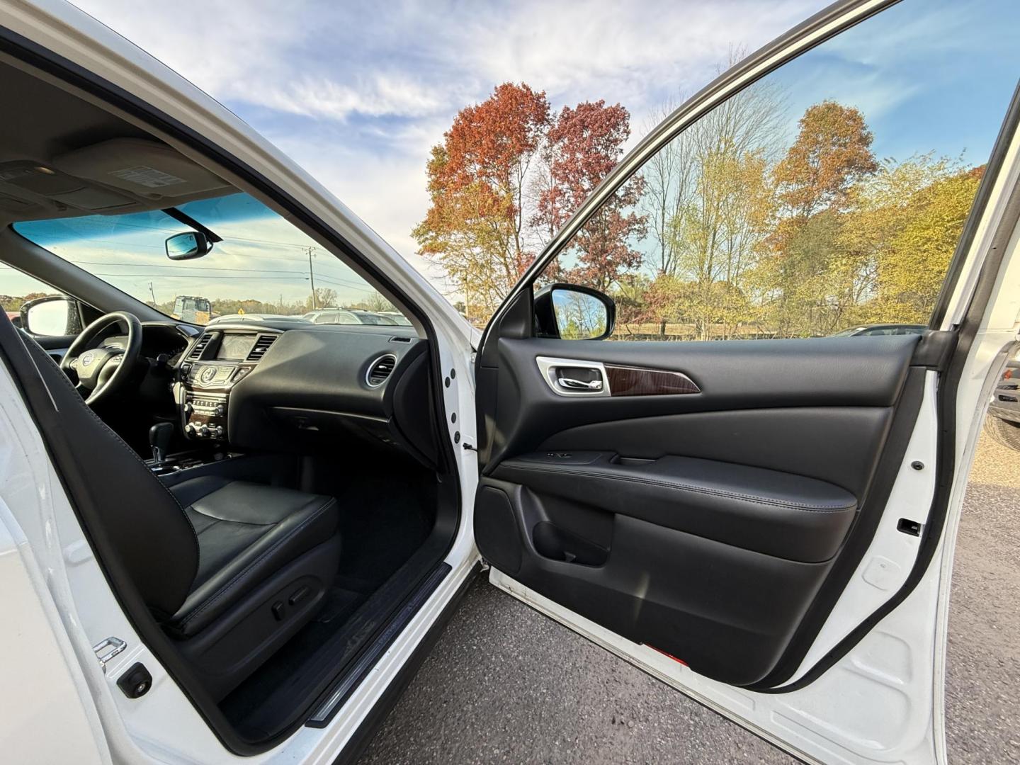 2014 Nissan Pathfinder S 4WD (5N1AR2MM9EC) with an 3.5L V6 DOHC 24V engine, Continuously Variable Transmission transmission, located at 17255 hwy 65 NE, Ham Lake, MN, 55304, 0.000000, 0.000000 - Photo#13