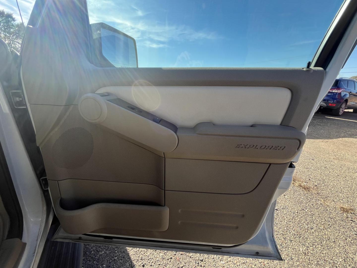 2008 Ford Explorer XLT 4.6L 4WD (1FMEU73818U) with an 4.6L V8 SOHC 16V engine, 6-Speed Automatic Overdrive transmission, located at 17255 hwy 65 NE, Ham Lake, MN, 55304, 0.000000, 0.000000 - Photo#12