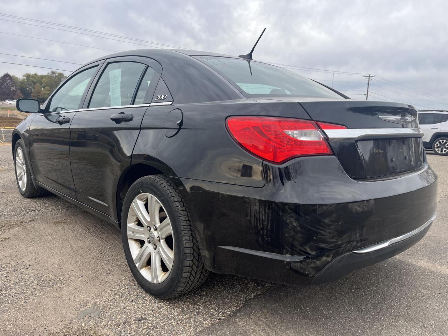 2011 Chrysler 200 Touring (1C3BC1FB5BN) with an 2.4L L4 DOHC 16V engine, 6-Speed Automatic transmission, located at 17255 hwy 65 NE, Ham Lake, MN, 55304, 0.000000, 0.000000 - Photo#2