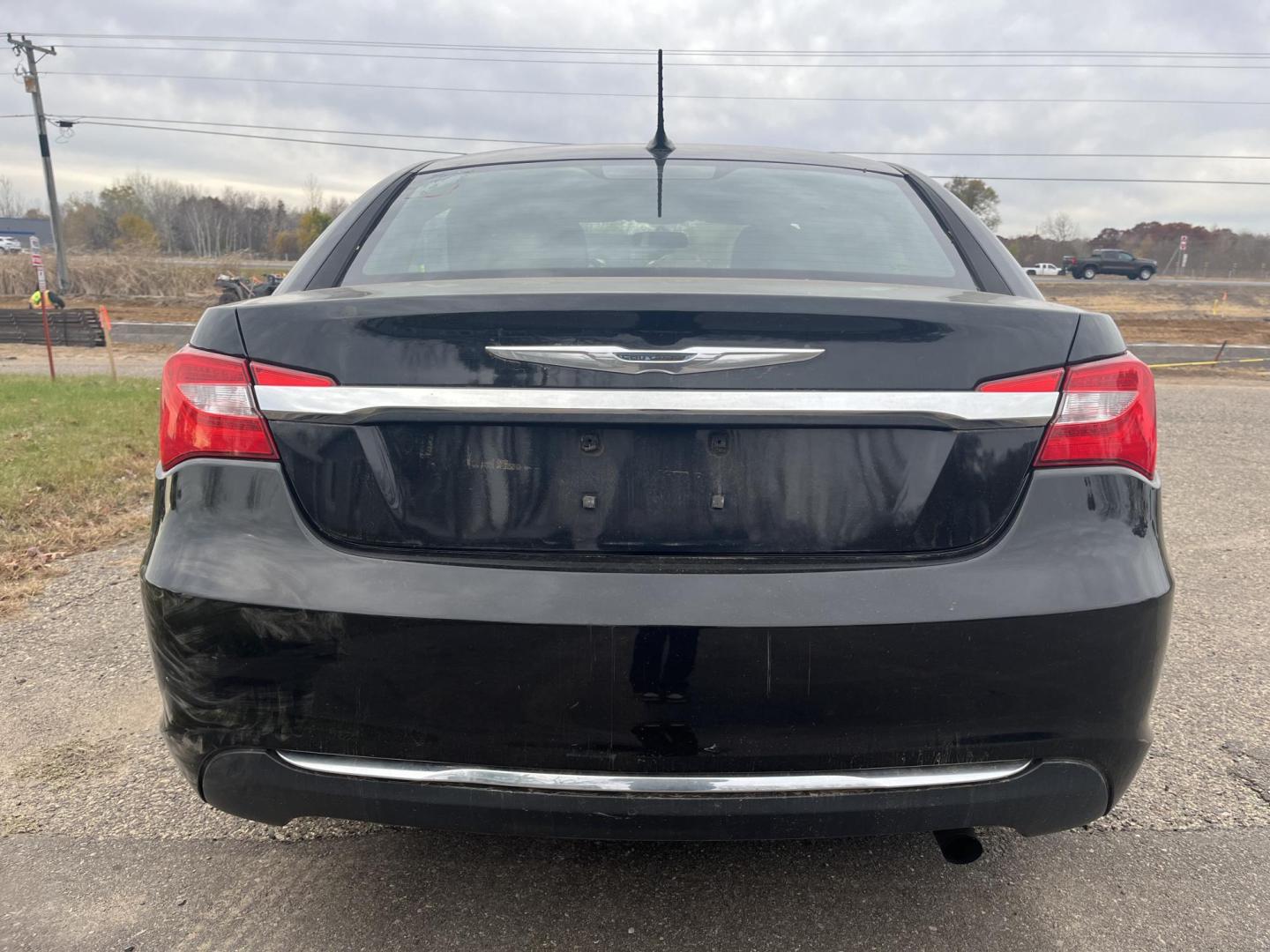 2011 Chrysler 200 Touring (1C3BC1FB5BN) with an 2.4L L4 DOHC 16V engine, 6-Speed Automatic transmission, located at 17255 hwy 65 NE, Ham Lake, MN, 55304, 0.000000, 0.000000 - Photo#3