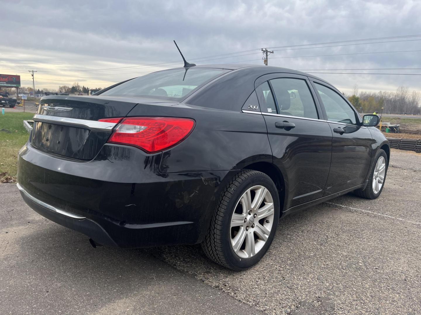 2011 Chrysler 200 Touring (1C3BC1FB5BN) with an 2.4L L4 DOHC 16V engine, 6-Speed Automatic transmission, located at 17255 hwy 65 NE, Ham Lake, MN, 55304, 0.000000, 0.000000 - Photo#4