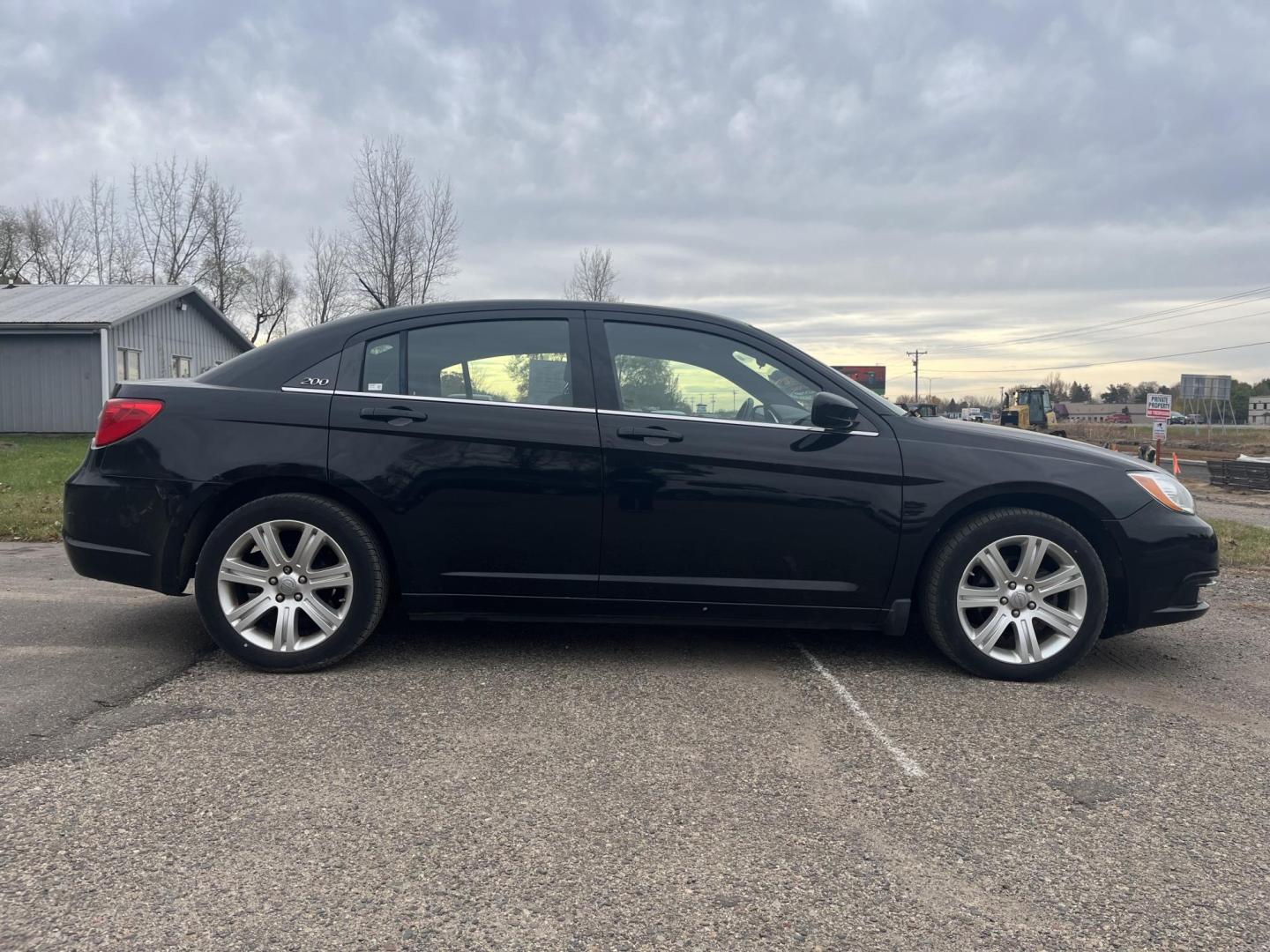 2011 Chrysler 200 Touring (1C3BC1FB5BN) with an 2.4L L4 DOHC 16V engine, 6-Speed Automatic transmission, located at 17255 hwy 65 NE, Ham Lake, MN, 55304, 0.000000, 0.000000 - Photo#5
