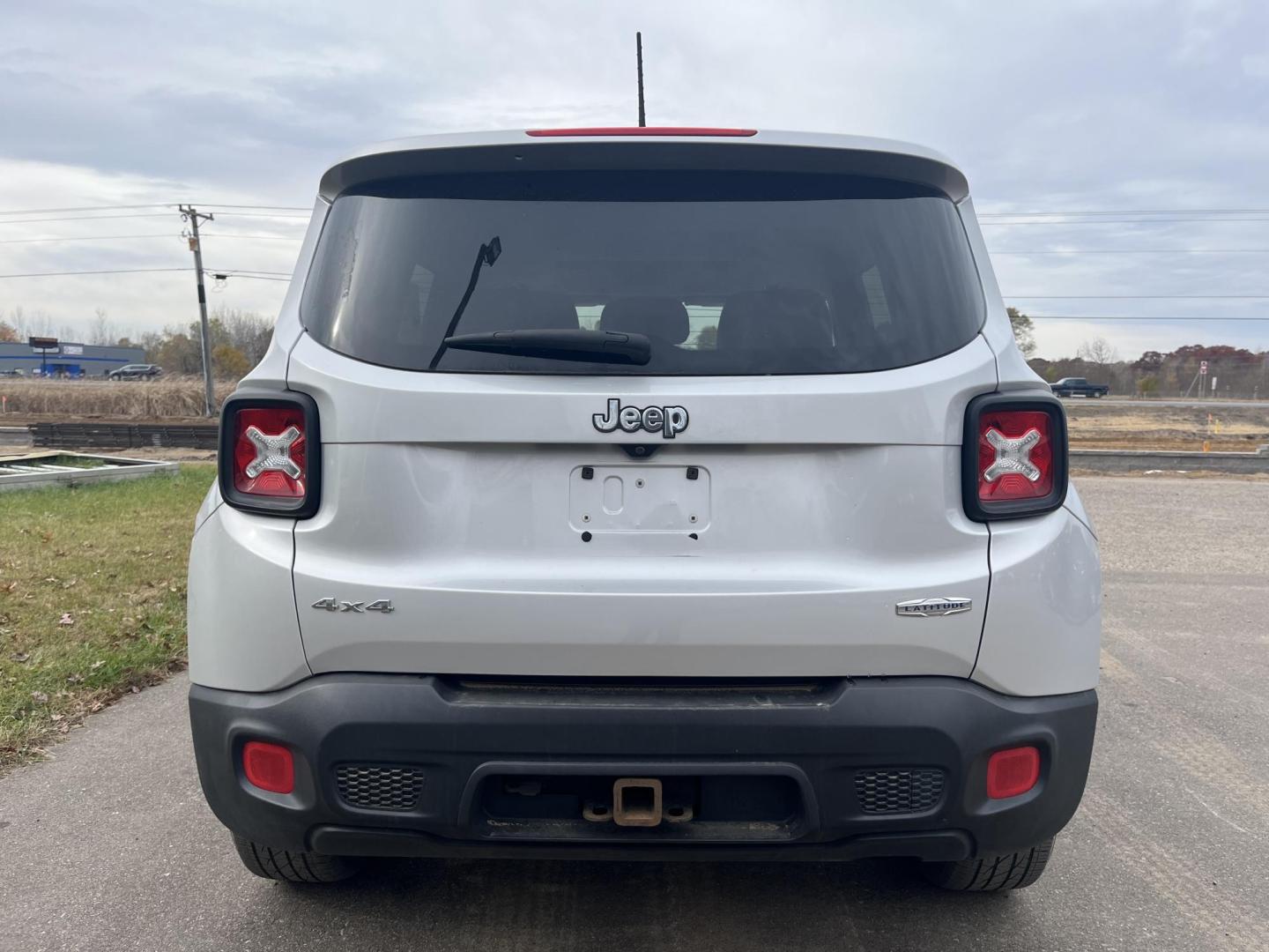 2015 Jeep Renegade Latitude 4WD (ZACCJBBT2FP) with an 2.4L L4 engine, 6-Speed Manual transmission, located at 17255 hwy 65 NE, Ham Lake, MN, 55304, 0.000000, 0.000000 - Photo#3