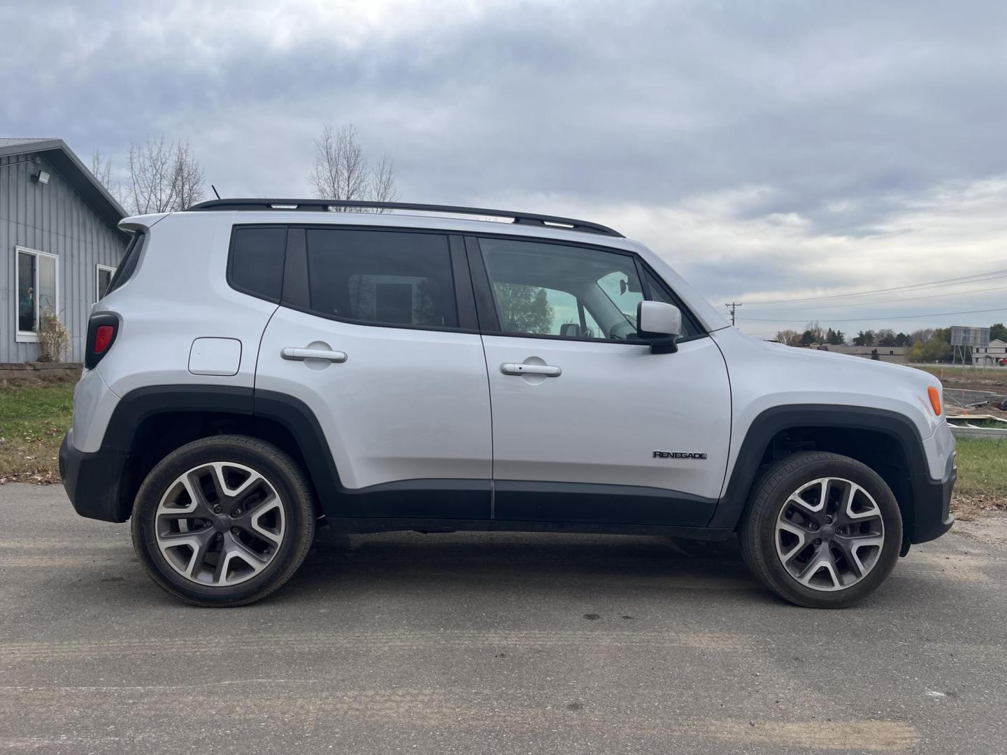 2015 Jeep Renegade Latitude 4WD (ZACCJBBT2FP) with an 2.4L L4 engine, 6-Speed Manual transmission, located at 17255 hwy 65 NE, Ham Lake, MN, 55304, 0.000000, 0.000000 - Photo#5