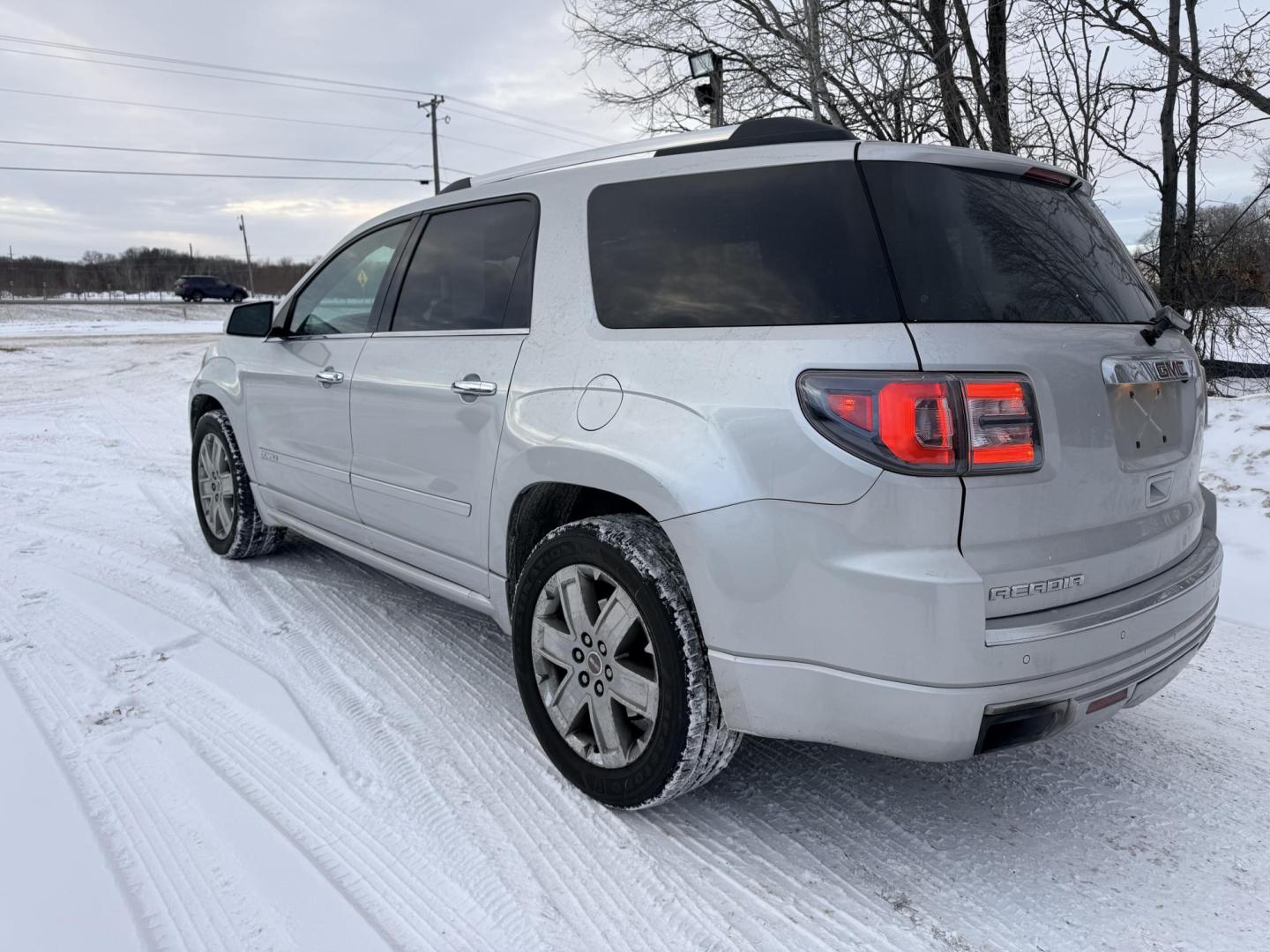 2014 GMC Acadia Denali AWD (1GKKVTKDXEJ) with an 3.6L V6 DOHC 24V engine, 6-Speed Automatic transmission, located at 17255 hwy 65 NE, Ham Lake, MN, 55304, 0.000000, 0.000000 - Photo#2