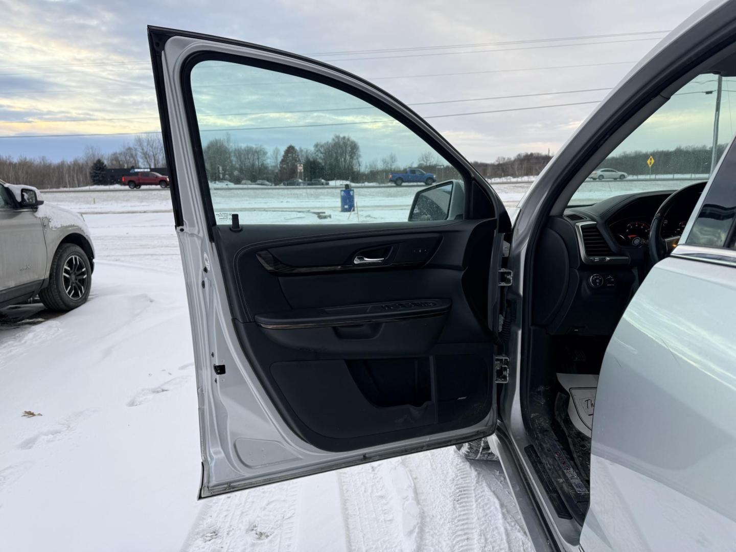 2014 GMC Acadia Denali AWD (1GKKVTKDXEJ) with an 3.6L V6 DOHC 24V engine, 6-Speed Automatic transmission, located at 17255 hwy 65 NE, Ham Lake, MN, 55304, 0.000000, 0.000000 - Photo#8