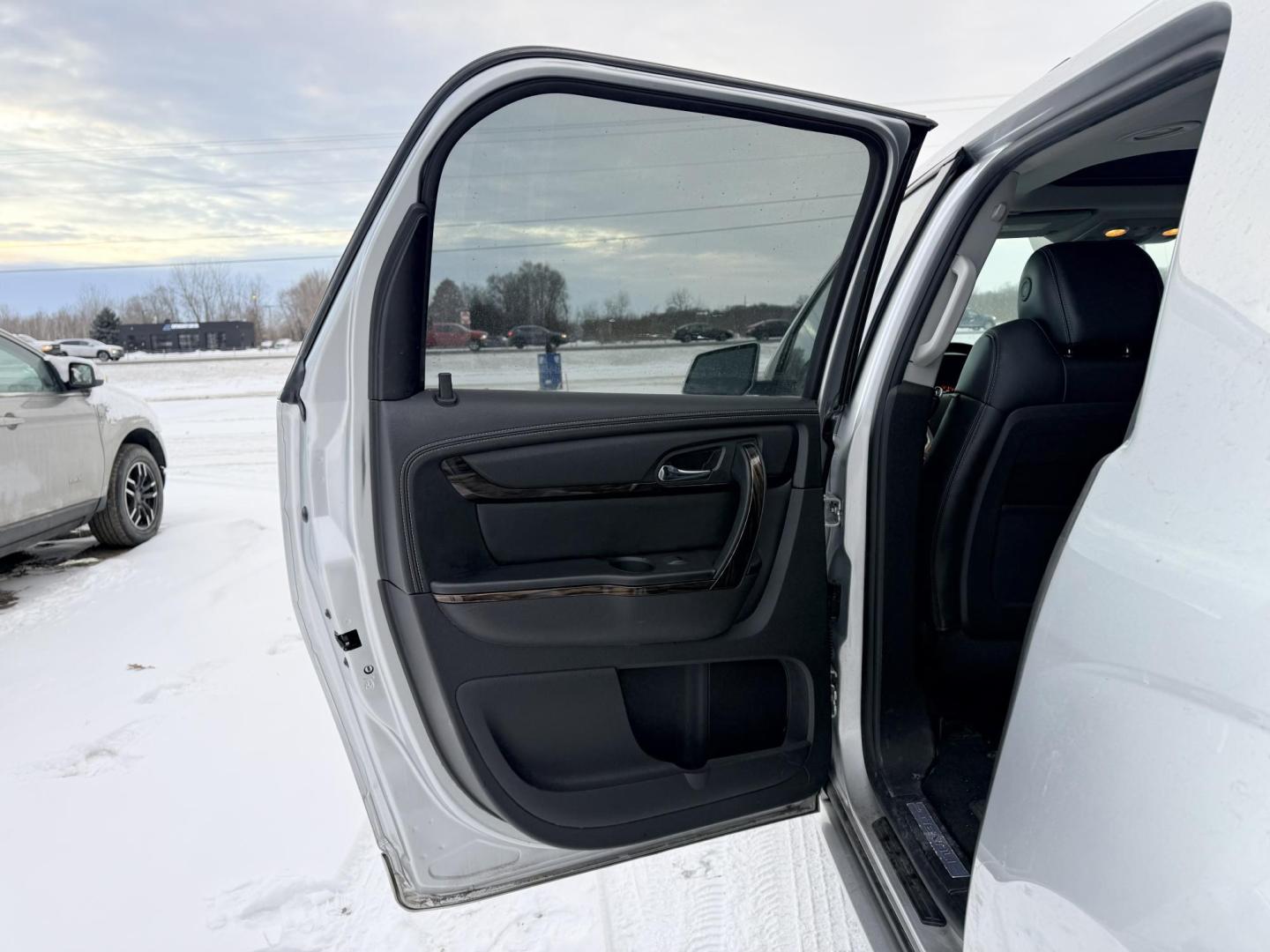 2014 GMC Acadia Denali AWD (1GKKVTKDXEJ) with an 3.6L V6 DOHC 24V engine, 6-Speed Automatic transmission, located at 17255 hwy 65 NE, Ham Lake, MN, 55304, 0.000000, 0.000000 - Photo#10