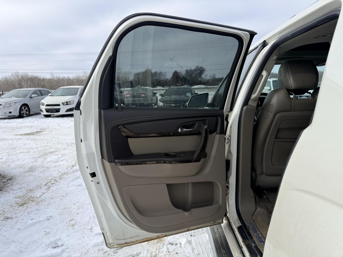 2014 GMC Acadia Denali AWD (1GKKVTKD8EJ) with an 3.6L V6 DOHC 24V engine, 6-Speed Automatic transmission, located at 17255 hwy 65 NE, Ham Lake, MN, 55304, 0.000000, 0.000000 - Photo#10