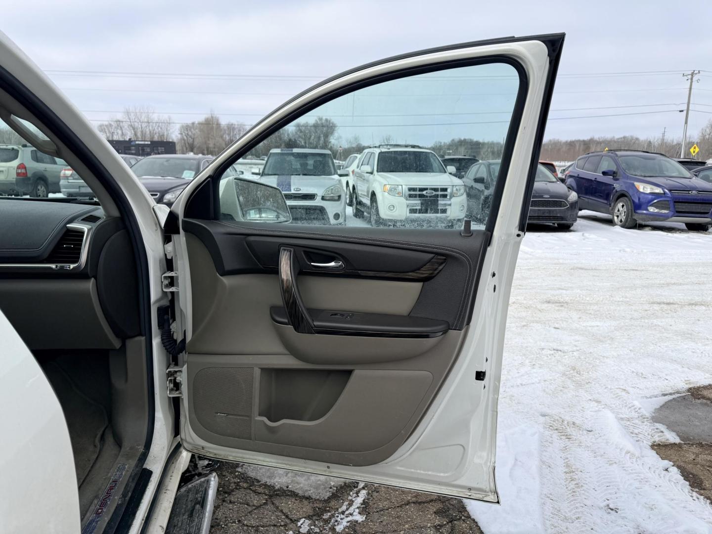 2014 GMC Acadia Denali AWD (1GKKVTKD8EJ) with an 3.6L V6 DOHC 24V engine, 6-Speed Automatic transmission, located at 17255 hwy 65 NE, Ham Lake, MN, 55304, 0.000000, 0.000000 - Photo#14